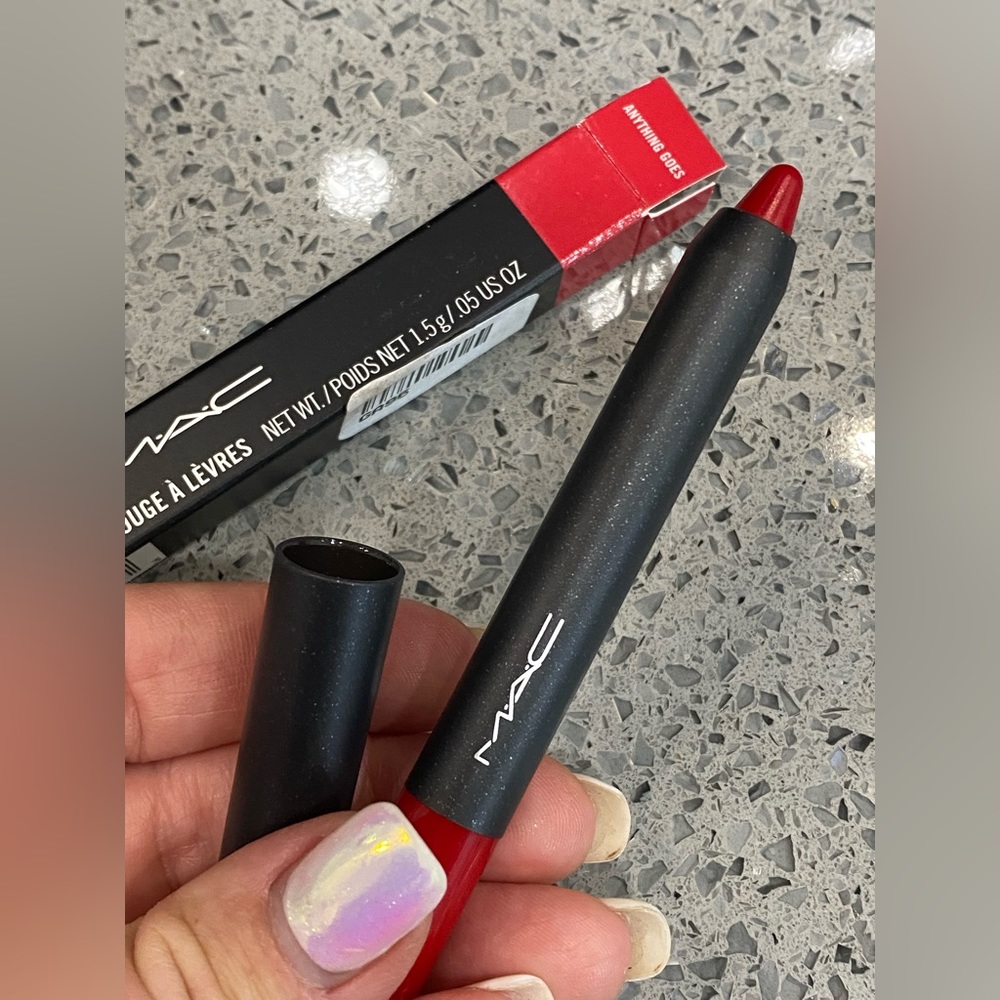 Brand new in box Mac cosmetics velvetease lip pencil 1.5 g Color anything goes